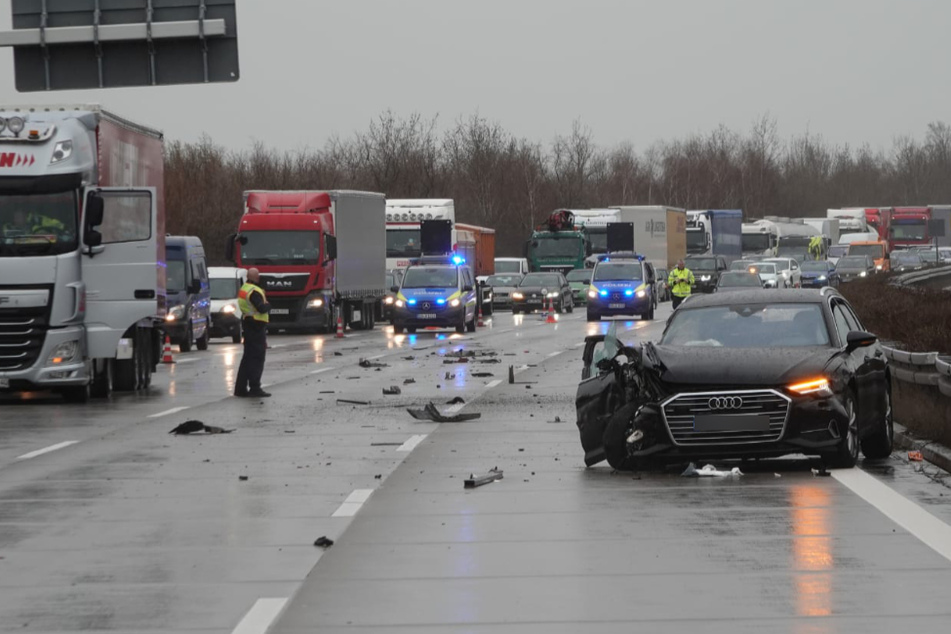 Während der Bergungsarbeiten musste die Polizei zwei Spuren der A9 sperren.