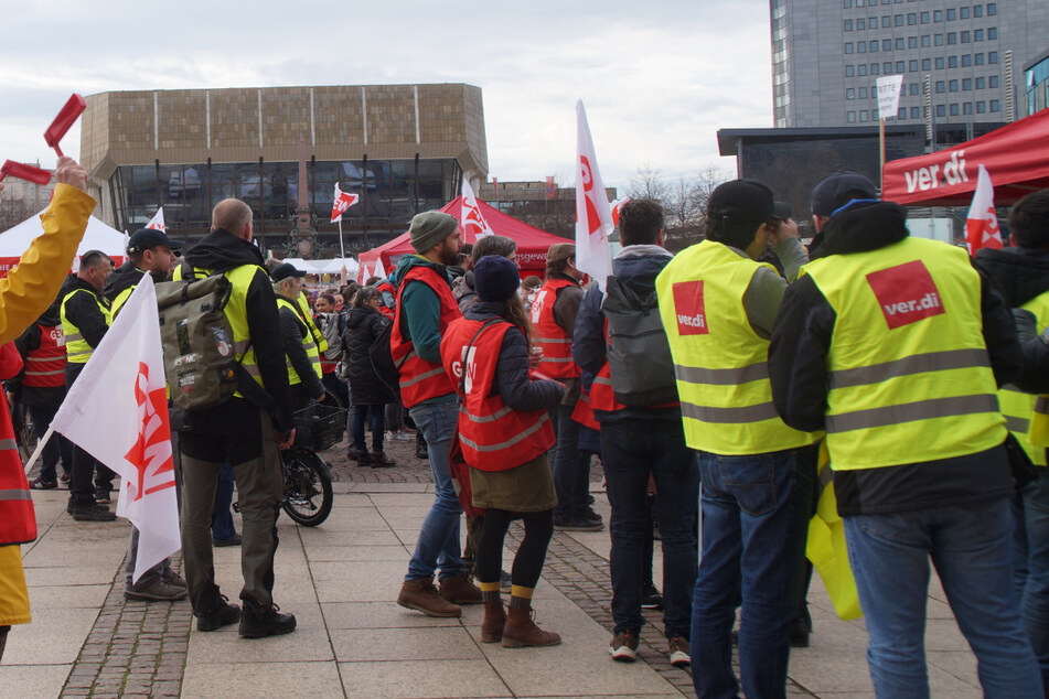 Eine große Zahl an Beschäftigten im öffentlichen Dienst hat am Freitag in Leipzig die Arbeit niedergelegt und an der Demonstration auf dem Augustusplatz teilgenommen.