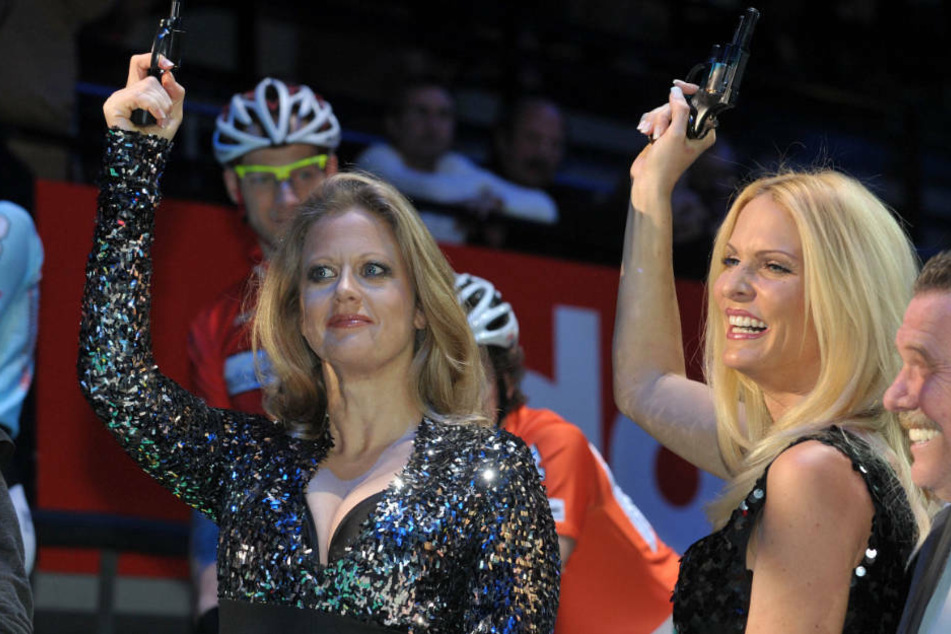 Barbara Schöneberger (l.) und Sonya Kraus (r.) geben im Januar 2010 am Donnerstag den Startschuss zum 46. Bremer Sechstagerennen im AWD-Dome von Bremen: Auch hier die beiden jede Menge Spaß.