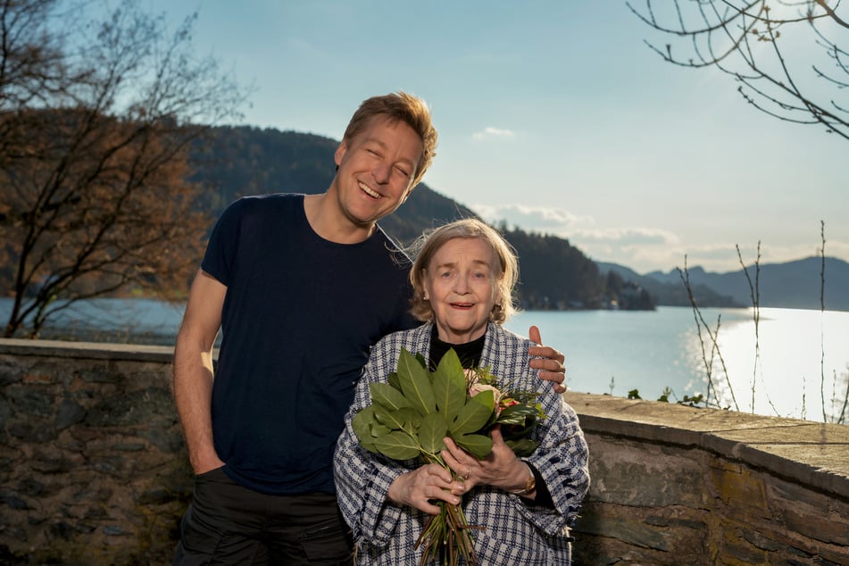 Schauspieler Max Müller mit seiner Mutter Mathilde am Wörthersee. Die beiden feiern heute Geburtstag: Er wird 60, sie 86.