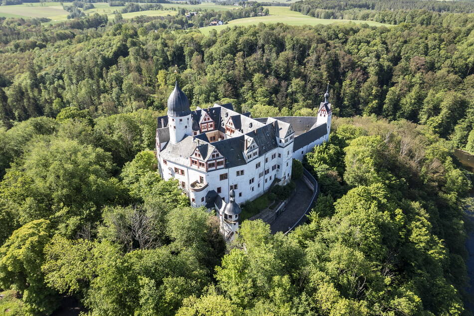 Schloss Rochsburg thront hoch über der Mulde in Mittelsachsen.