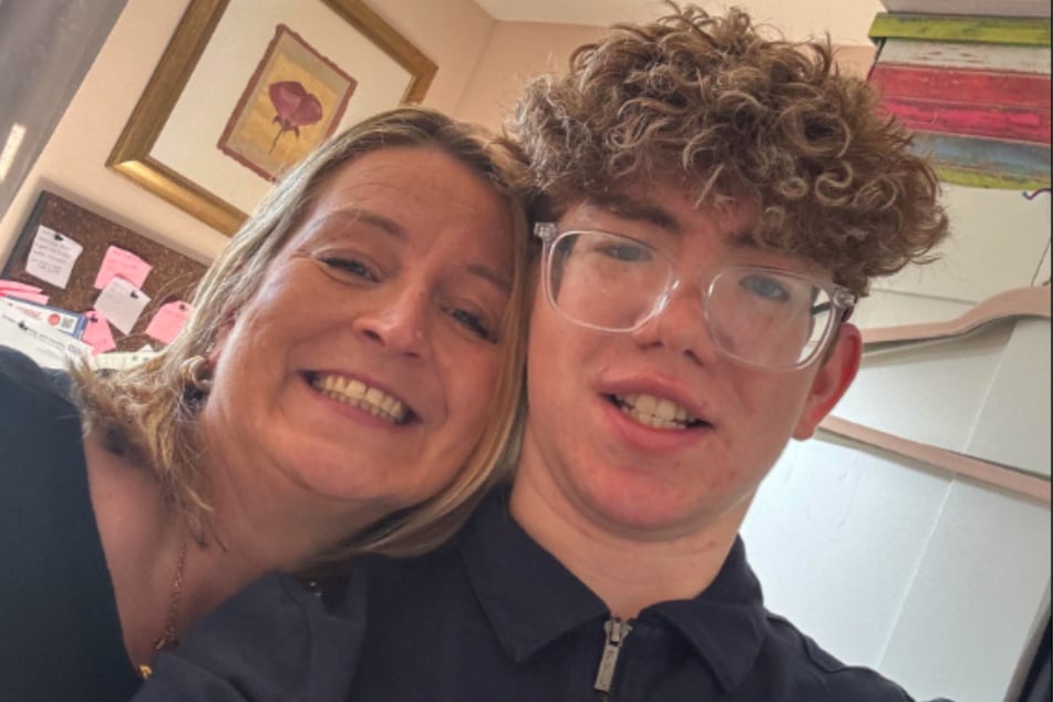Wenige Stunden nach dem tragischen Unfall bedankte sich Zoe Pilliner (l.) bei den Einsatzkräften für ihr schnelles Handeln und dass sie ihren Sohn Archie (19) gerettet haben.