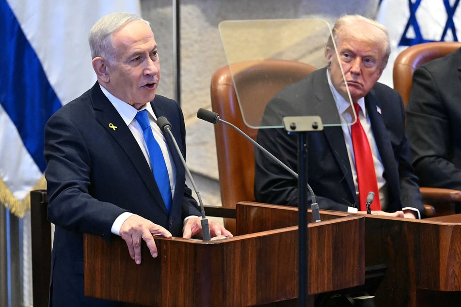 US President Donald Trump (r.) listens to Israeli Prime Minister Benjamin Netanyahu as he addresses the Knesset in Jerusalem on October 13, 2025.