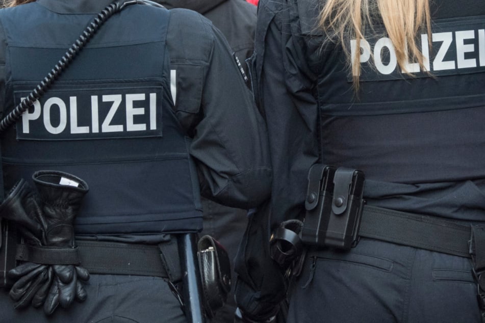 Polizisten durchsuchten mehrere Objekte in verschiedenen Bundesländern. (Symbolbild)