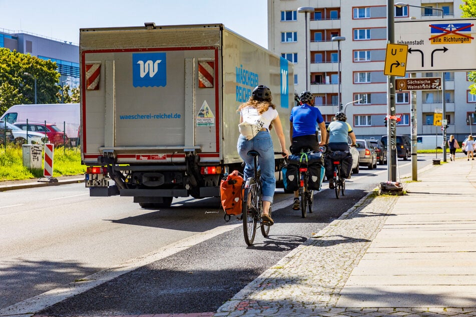 Fast ein Jahr nach dem Brückeneinsturz ist die Umleitungsstrecke an der Steinstraße jetzt auch für Radfahrer in Richtung Pillnitzer Straße einigermaßen sicher befahrbar.