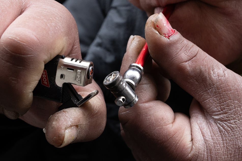 Mit einer Crack-Pfeife ist es möglich, die Droge zu konsumieren.