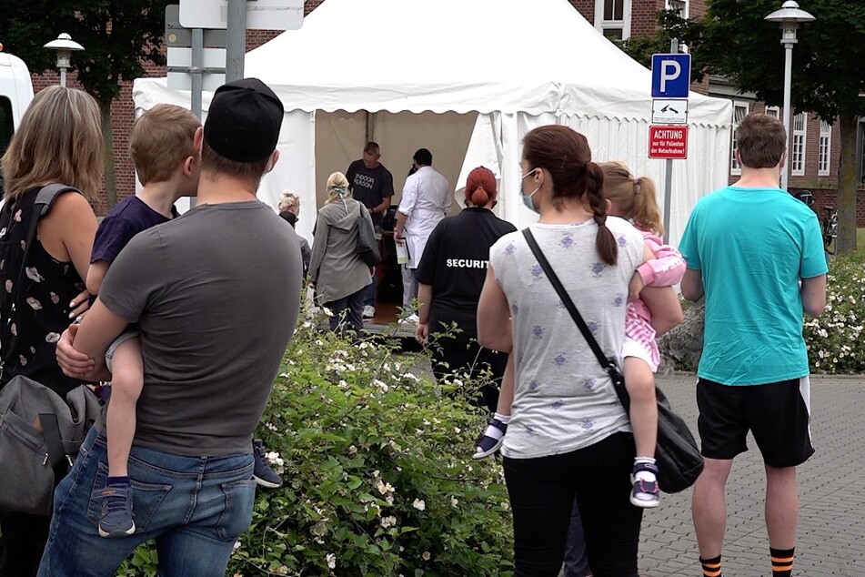 Vor dem Klinikum bilden sich lange Warteschlangen.
