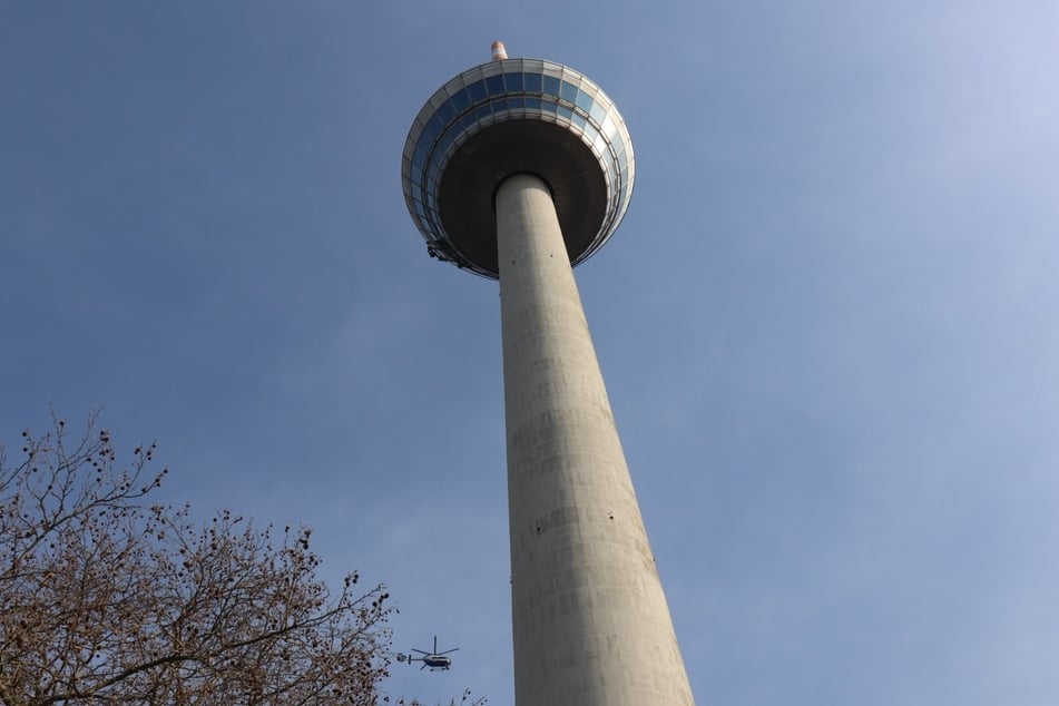 Der 217,8 Meter hohe Fernsehturm wurde am Mittag von einem Polizeihubschrauber umkreist.