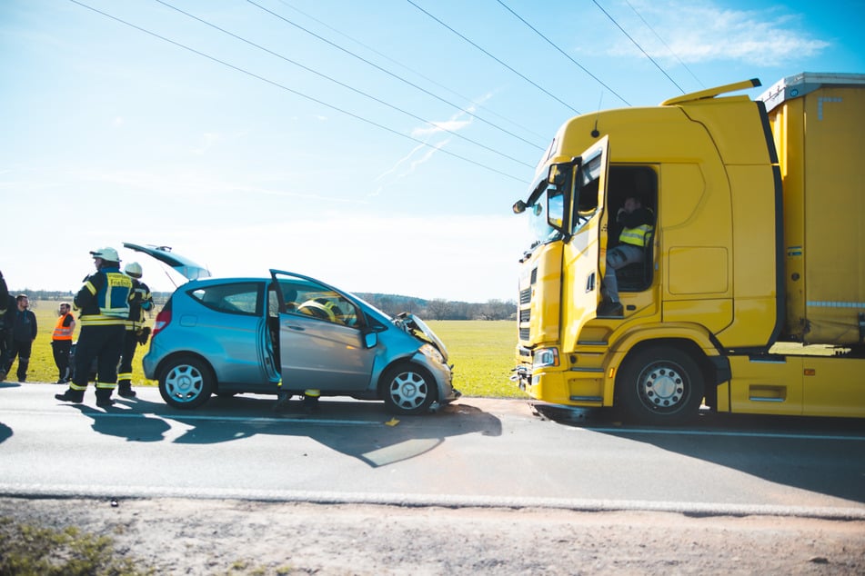 Auf Gegenfahrbahn geraten: Rentnerin kracht frontal gegen Lkw
