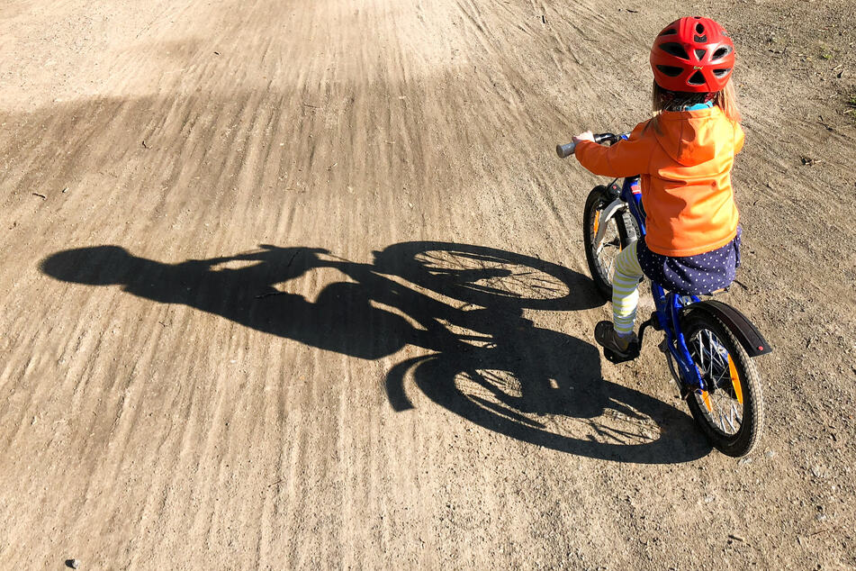 Achtjährige will mit ihrem Rad die Straße überqueren und wird schwer verletzt