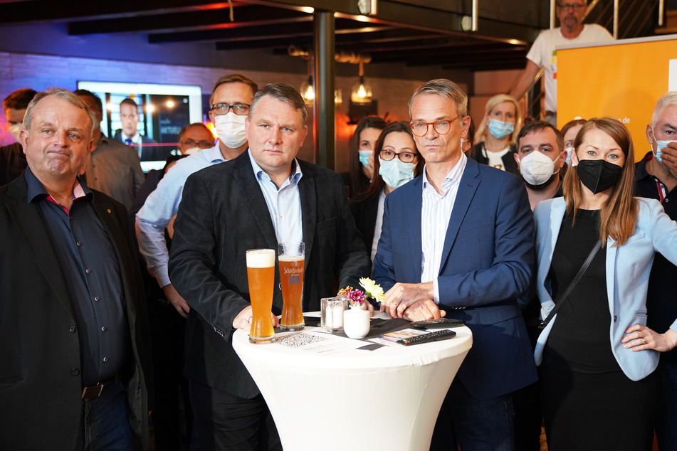 Betretene Blicke der CDU-Politiker im Dresdner "Alberthafen": Ingo Flemming (52, v.l.n.r.), Christian Hartmann (47), Markus Reichel (53) und Agata Reichel-Tomczak (37).