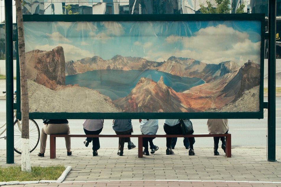 Bergmotive prägen Nordkorea, wie dieses Fotomotiv an einer Bushaltestelle in Pjöngjang.