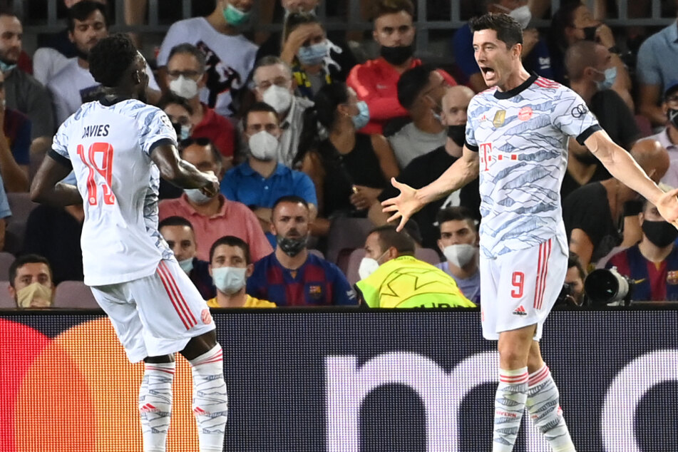 Robert Lewandowski (r.) jubelt mit Alphonso Davies über seinen Treffer zur 2:0 Führung.