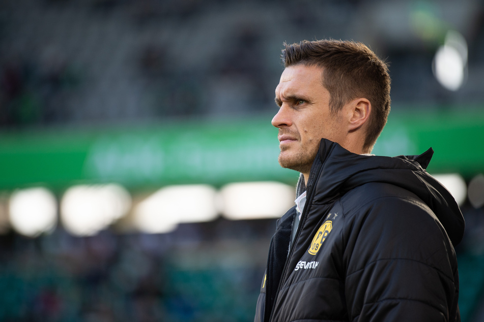 Dortmunds Sportdirektor Sebastian Kehl (42) hat die Schmähplakate der FC-Fans scharf kritisiert.