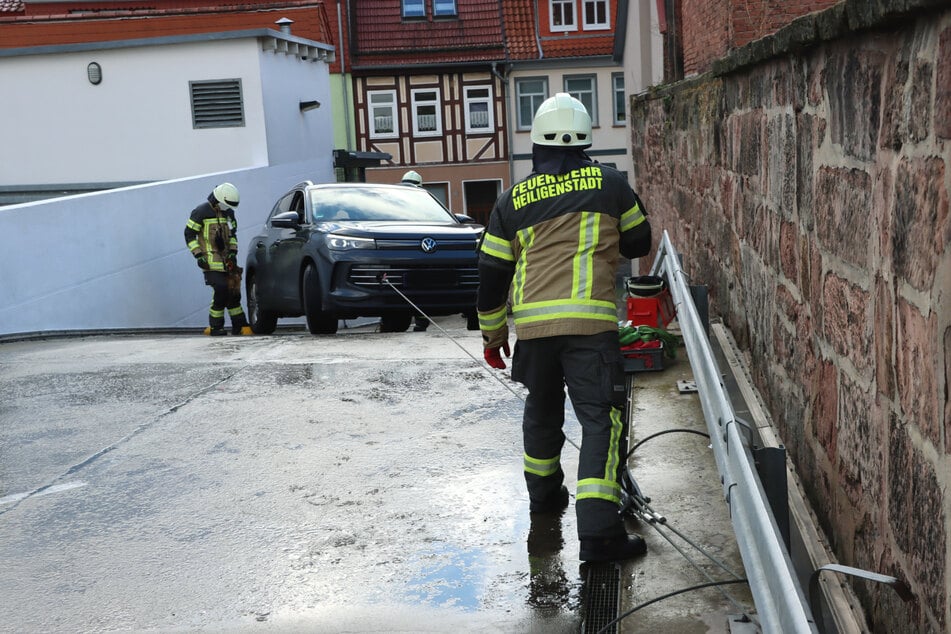 Die Feuerwehr kam der Fahrerin zur Hilfe.