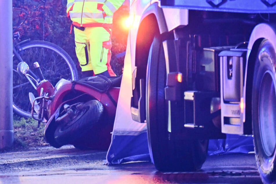 Der Roller liegt nach dem Unfall neben dem Lkw.