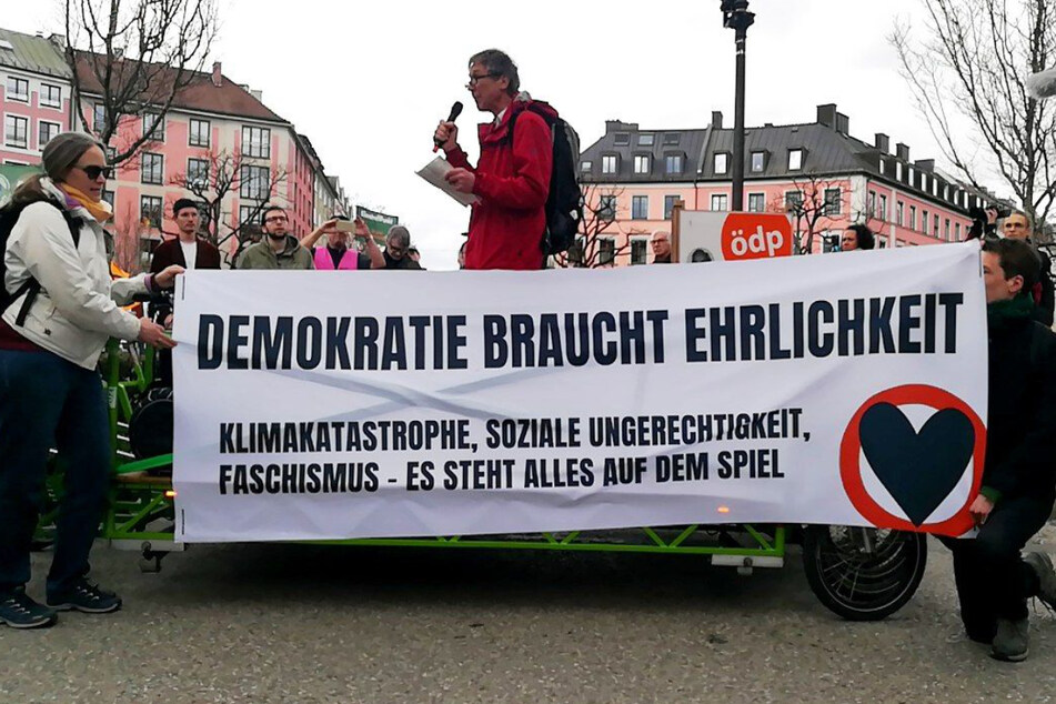 Plakate ja, Kleber nein - die Klimaaktivisten verfolgen unter anderem in München und Regensburg eine neue Taktik.