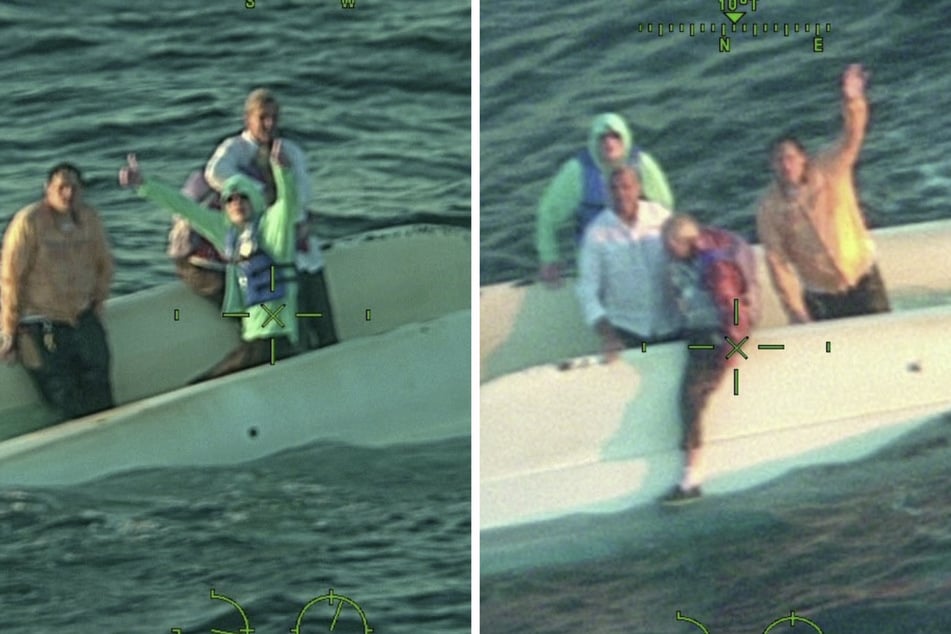 Erleichtert winken die vier Gestrandeten dem Flugzeug der Küstenwache zu.