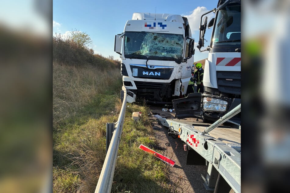 Ein Lkw ist auf der A38 an der Landesgrenze in einen Schilderwagen gekracht.