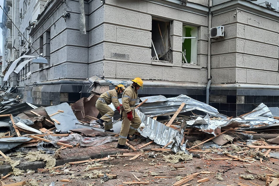 Charkiw: Dieses vom ukrainischen Katastrophenschutz veröffentlichte Foto zeigt Feuerwehrleute beim Beseitigen von Trümmern, die durch einen russischen Raketenangriff verursacht wurde.