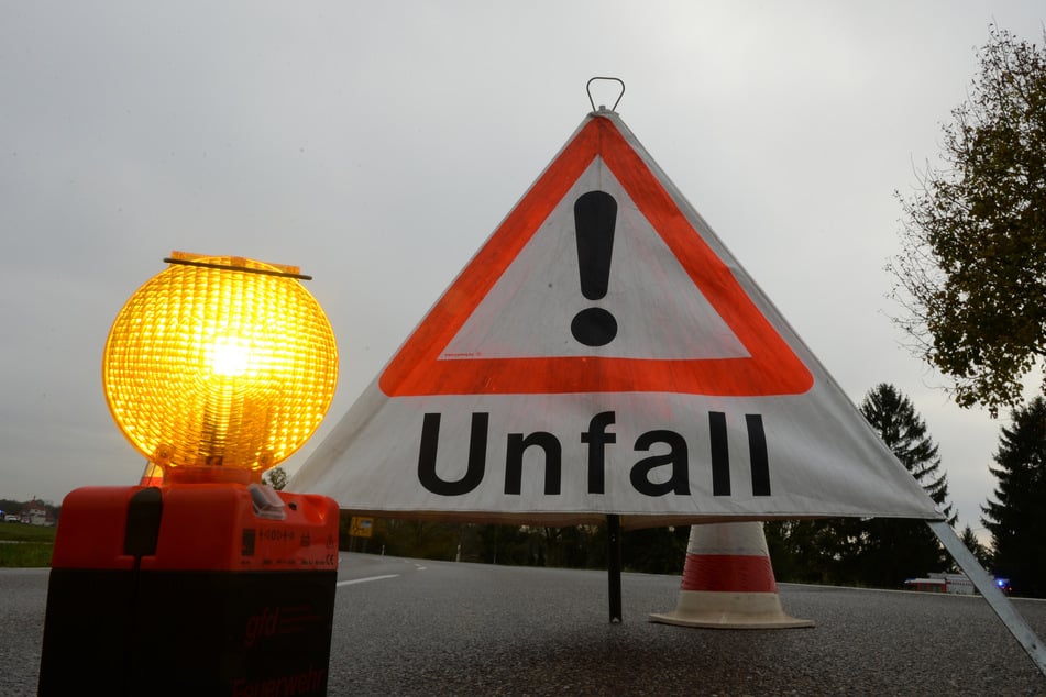 Das Fahrzeug kam in einer Linkskurve von der Fahrbahn ab. (Symbolbild)