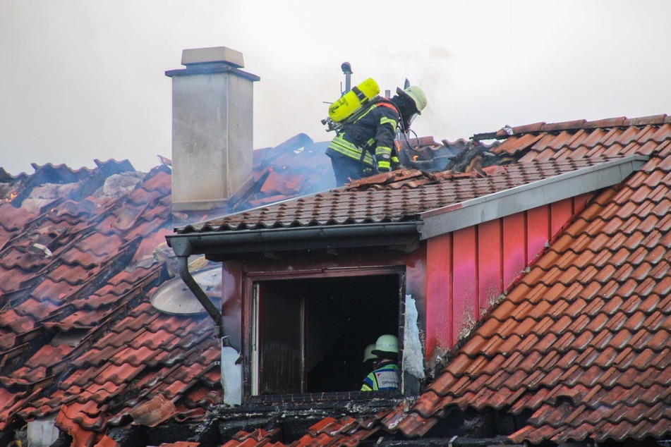 Die Offenburger Feuerwehr unternimmt alle Anstrengungen, um eine Ausweitung des Brandes zu verhindern.