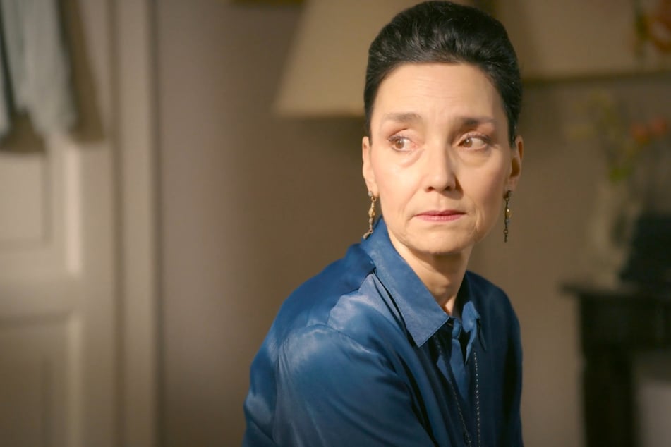 Vor einem Scherbenhaufen: Simone.