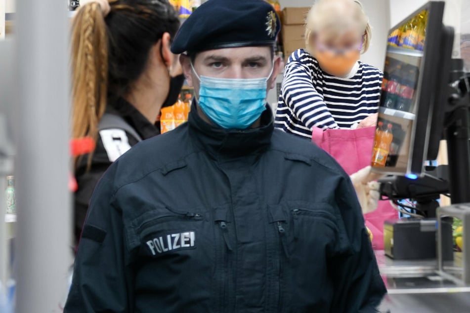Eine renitente Maskenverweigerin rief in Hohen Neuendorf (Oberhavel) die Polizei auf den Plan. (Symbolbild, Bildmontage)