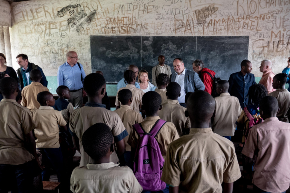 Die Dresdner Hilfsorganisation arche noVa e. V. sanierte zwei Schulen in Brazzaville.