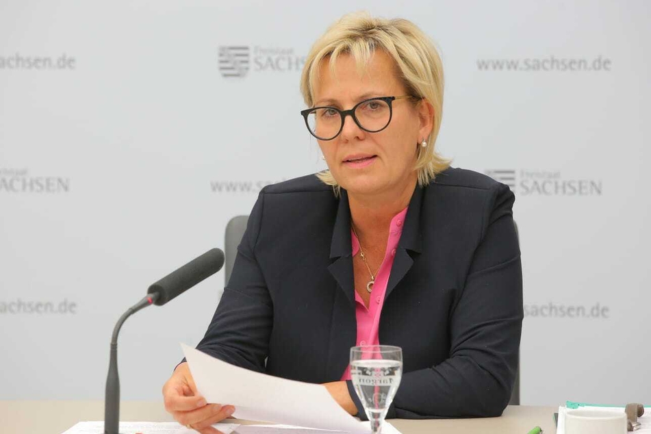 Barbara Klepsch (54, CDU), Kultur- und Tourismusministerin von Sachsen, packt die Brieftasche aus.