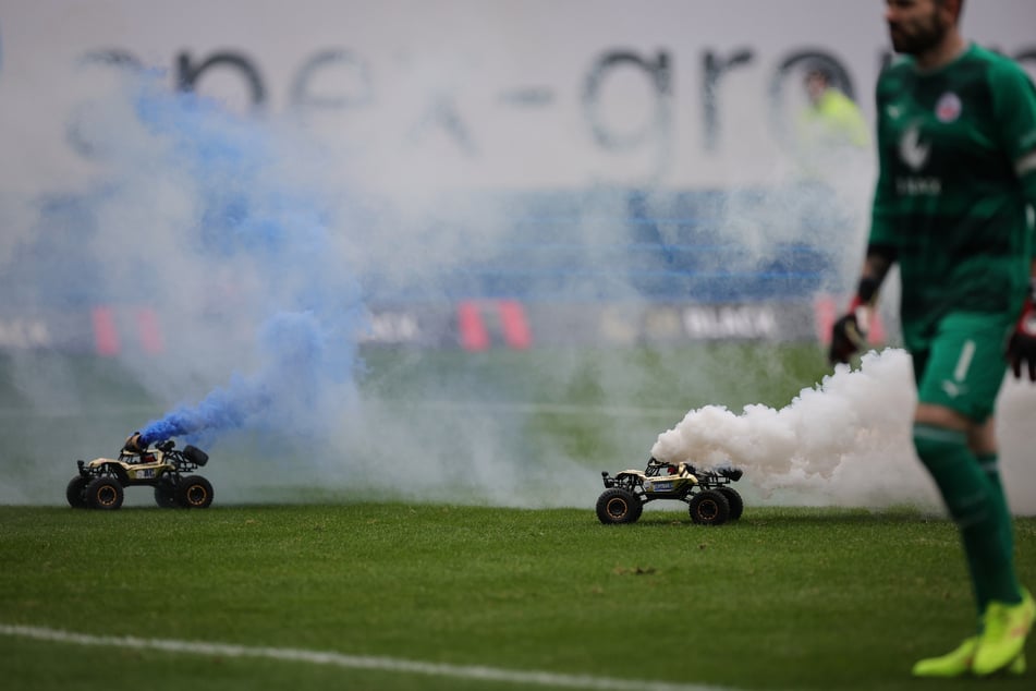 Die Hansa-Fans protestierten unter anderem mit ferngesteuerten Spielzeugautos samt Leuchtfackeln gegen die Investorenpläne der DFL.