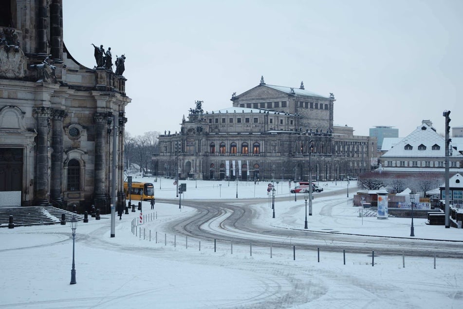 Trotz der Schneeschicht sollte man sich auf Dresdens Straßen, wie hier am Theaterplatz, noch vorsichtig fortbewegen. Vielerorts ist es noch ziemlich glatt.