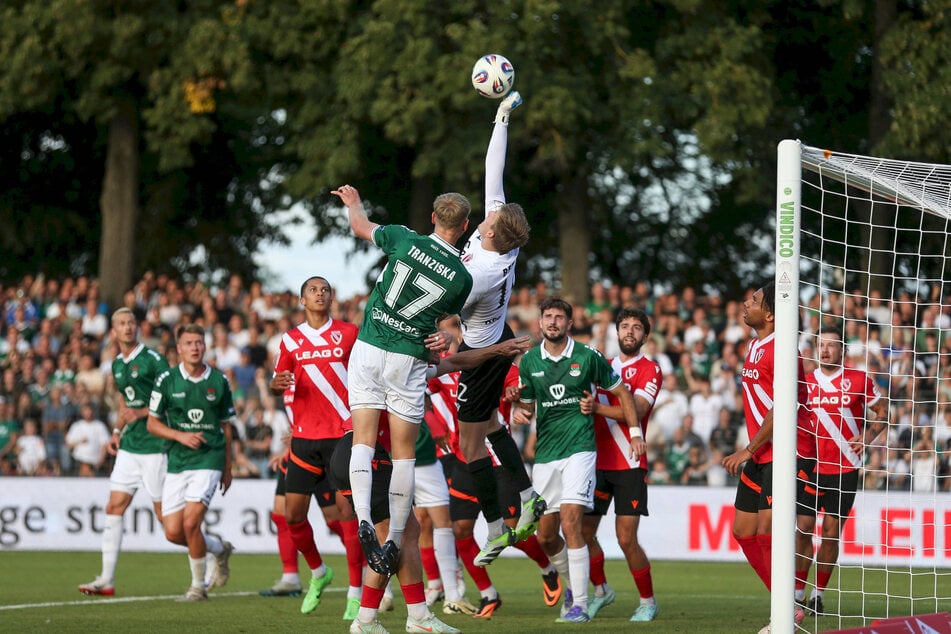 Sein letztes Punktspiel für Cottbus bestritt Elias Bethke (M.) beim 2:0-Sieg in Schweinfurt am 8. August 2025.