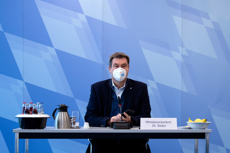 Markus Söder (CSU), Ministerpräsident von Bayern, sitzt vor Beginn einer Kabinettssitzung im Videoraum in der Staatskanzlei.