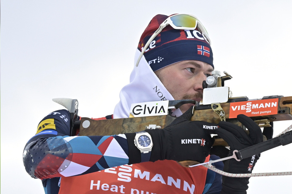 "Zwischenfall mit seiner Waffe": Biathlon-Superstar von Massenstart ausgeschlossen!