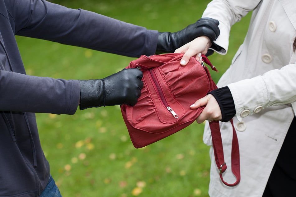 Eine Passantin konnte sich in Magdeburg gegen einen Taschendieb durchsetzen. (Symbolbild)