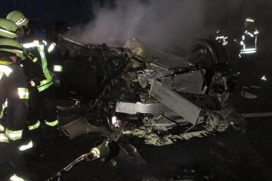 Erst die Feuerwehr konnte den Fahrer aus seinem Wagen retten.