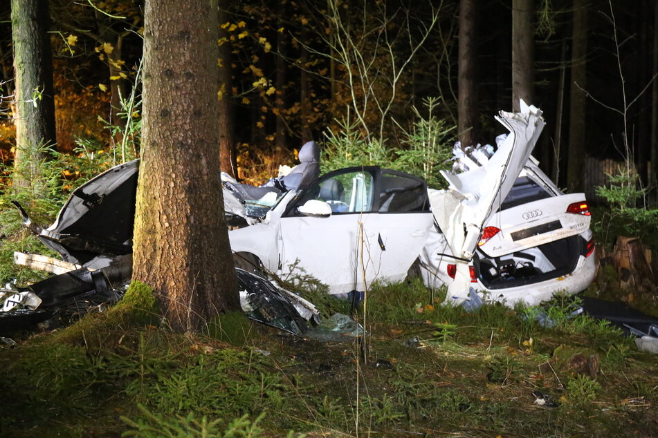 Der Audi wurde bei dem Unfall in Triebel in zwei Teile gerissen. Der Fahrer wurde schwer verletzt.