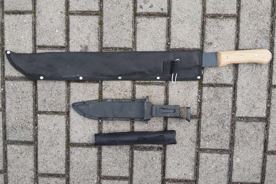 Machete, Kampfmesser und Schlagstock am Morgen ...