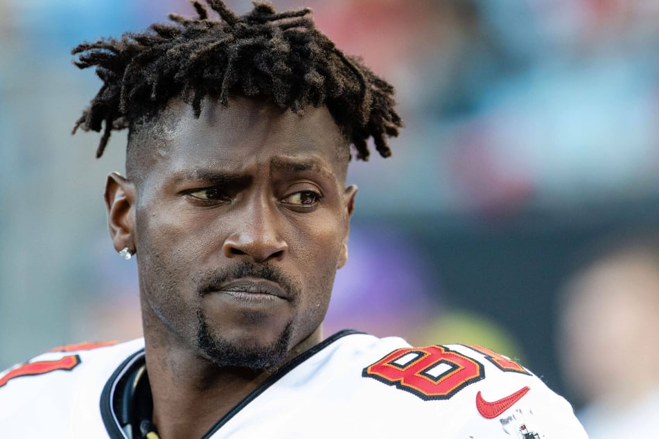 Antonio Brown goes shirtless, leaves Bucs-Jets in bizarre scene