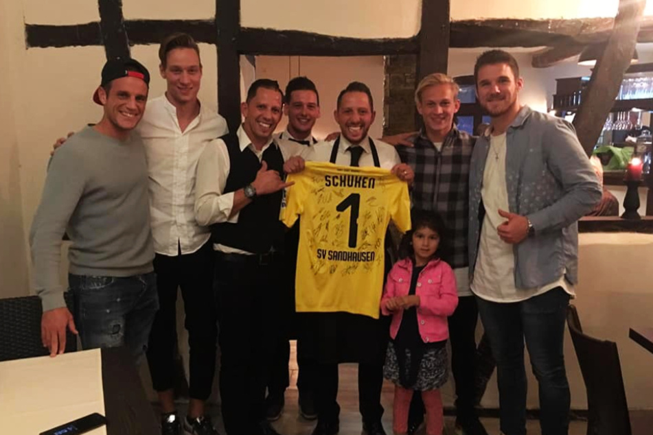 Tim Knipping (28, 2.v.l.) kurz nach der Eröffnung zusammen mit einigen Spielern des SV Sandhausen in seinem italienischen Restaurant in Heidelberg.