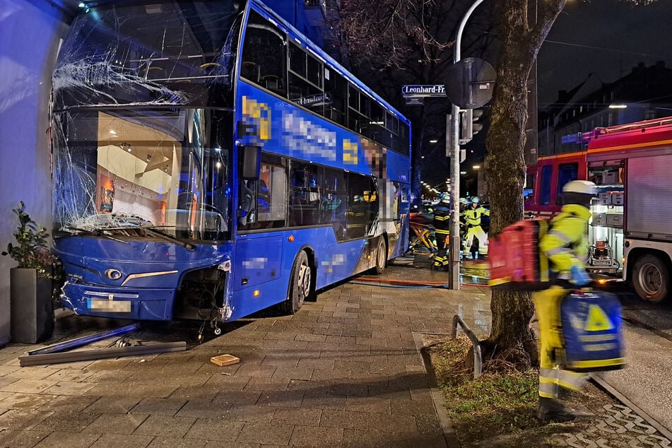 Bus kracht in München in Hauswand: Fahrer verletzt, sechs weitere Fahrzeuge beschädigt