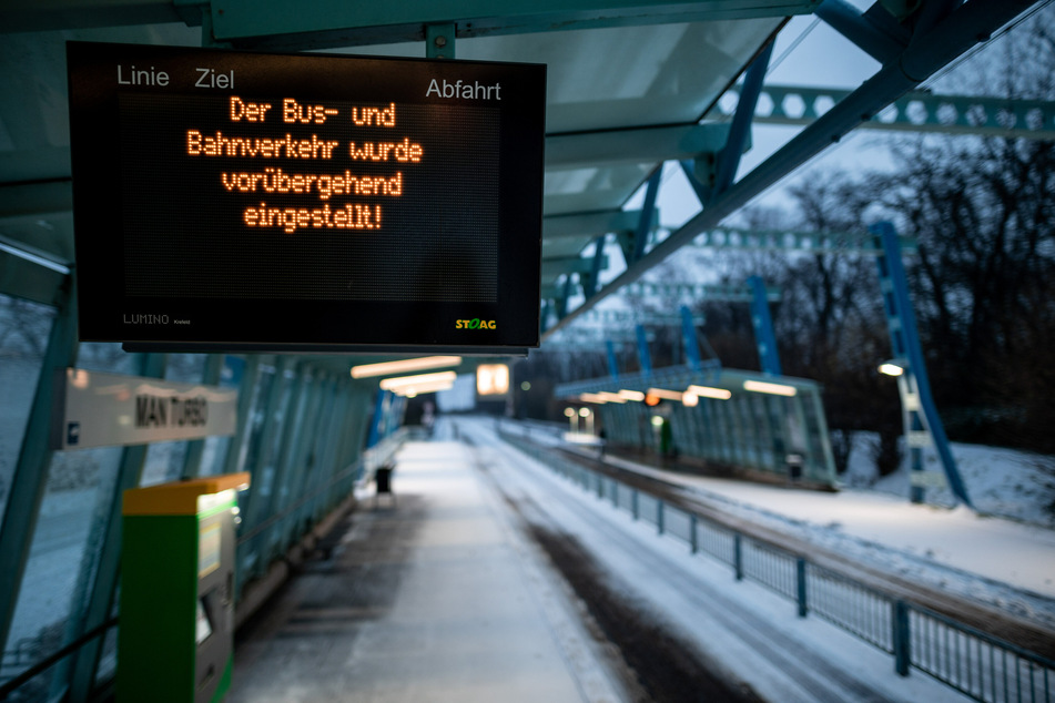 Vielerorts in NRW ist der Zugverkehr wegen des Winterwetters weiterhin eingeschränkt.