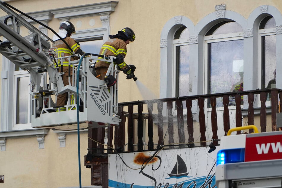 Die Feuerwehr konnte den Brand löschen, der Holzbalkon war aber nicht zu retten.
