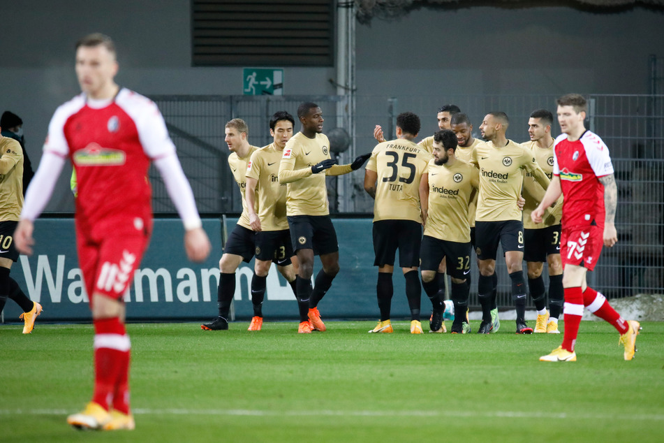 Die Spieler von Eintracht Frankfurt bejubeln den zwischenzeitlichen Treffer von Amin Younes zum 1:0 beim SC Freiburg.