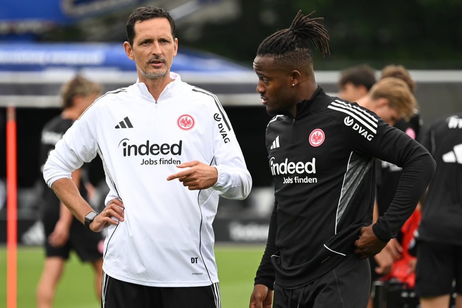 Unter Cheftrainer Dino Toppmöller (44, l.) hat Michy Batshuayi derzeit rein sportlich einen schweren Stand.