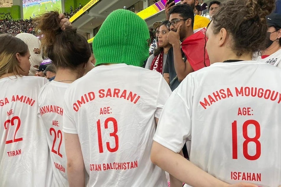 Eine Gruppe junger Frauen mit bunten Sturmhauben, die sich als Mitglieder des Kollektivs "Pussy Riot" zu erkennen geben, stehen während des Fußball-WM-Spiels Iran - USA auf der Tribüne. Auch beim WM-Finale hatte die Gruppe eine Aktion geplant.