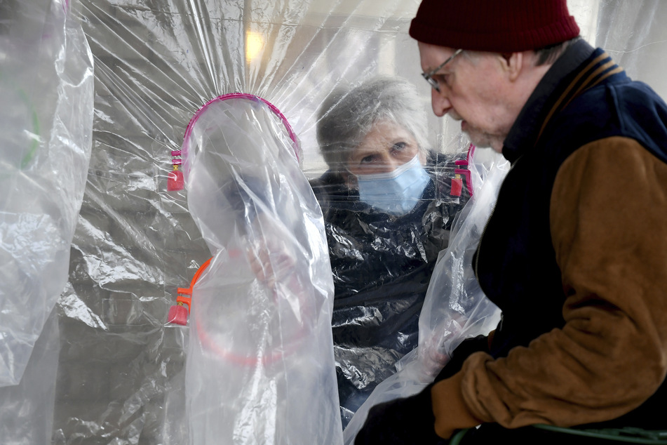 Louisville, USA: Lynda Hartman (75) besucht ihren 77-jährigen Ehemann Len Hartman, der an Demenz leidet, in einem "Umarmungszelt", das die Verbreitung des Coronavirus verhindern soll.