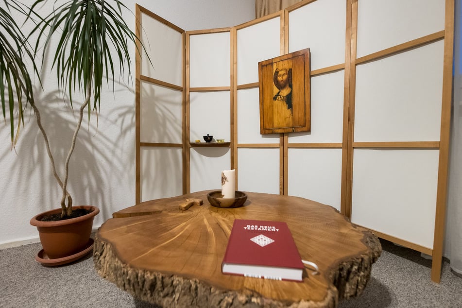 Dem Himmel ganz nah: Gebetsraum der Ordensgemeinschaft in der Dachgeschosswohnung des Plattenbaus.