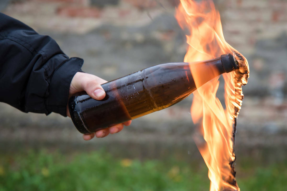 Zunächst soll der Mann brennendes Benzin auf Männer des Ordnungsamts geworfen und dann zu Molotow-Cocktails gegriffen haben (Symbolbild).